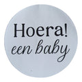 alt="Set van 20 ronde lichtgroene geboortestickers van 4 cm met de tekst Hoera een baby van Mila Strakteert"