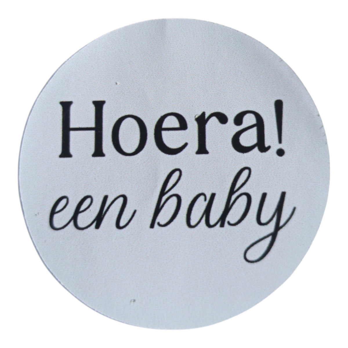 alt="Set van 20 ronde lichtgroene geboortestickers van 4 cm met de tekst Hoera een baby van Mila Strakteert"