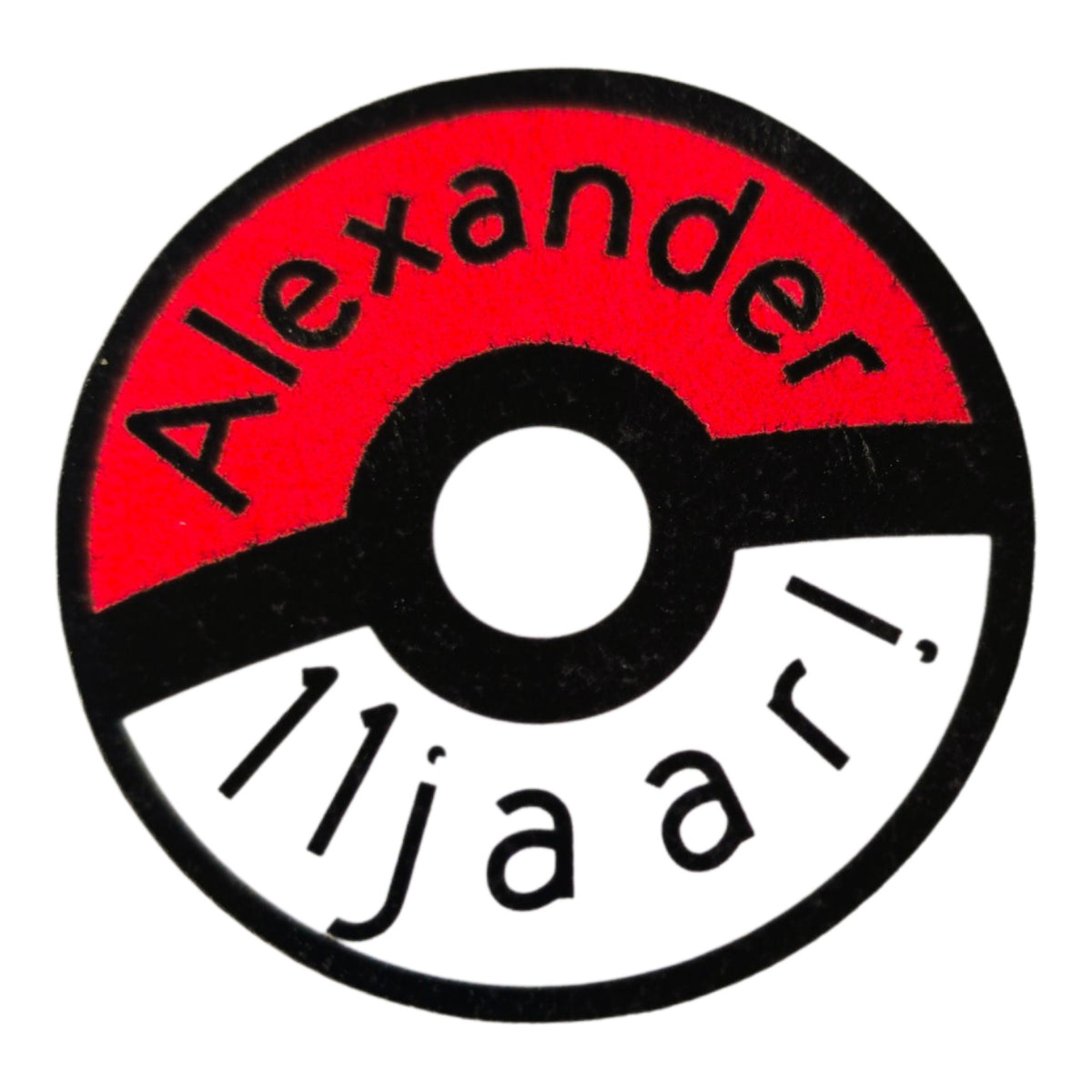 Ronde Pokémon sluitstickers van 4 cm met afbeelding van Pikachu, gepersonaliseerd met naam en leeftijd voor een kindertraktatie.