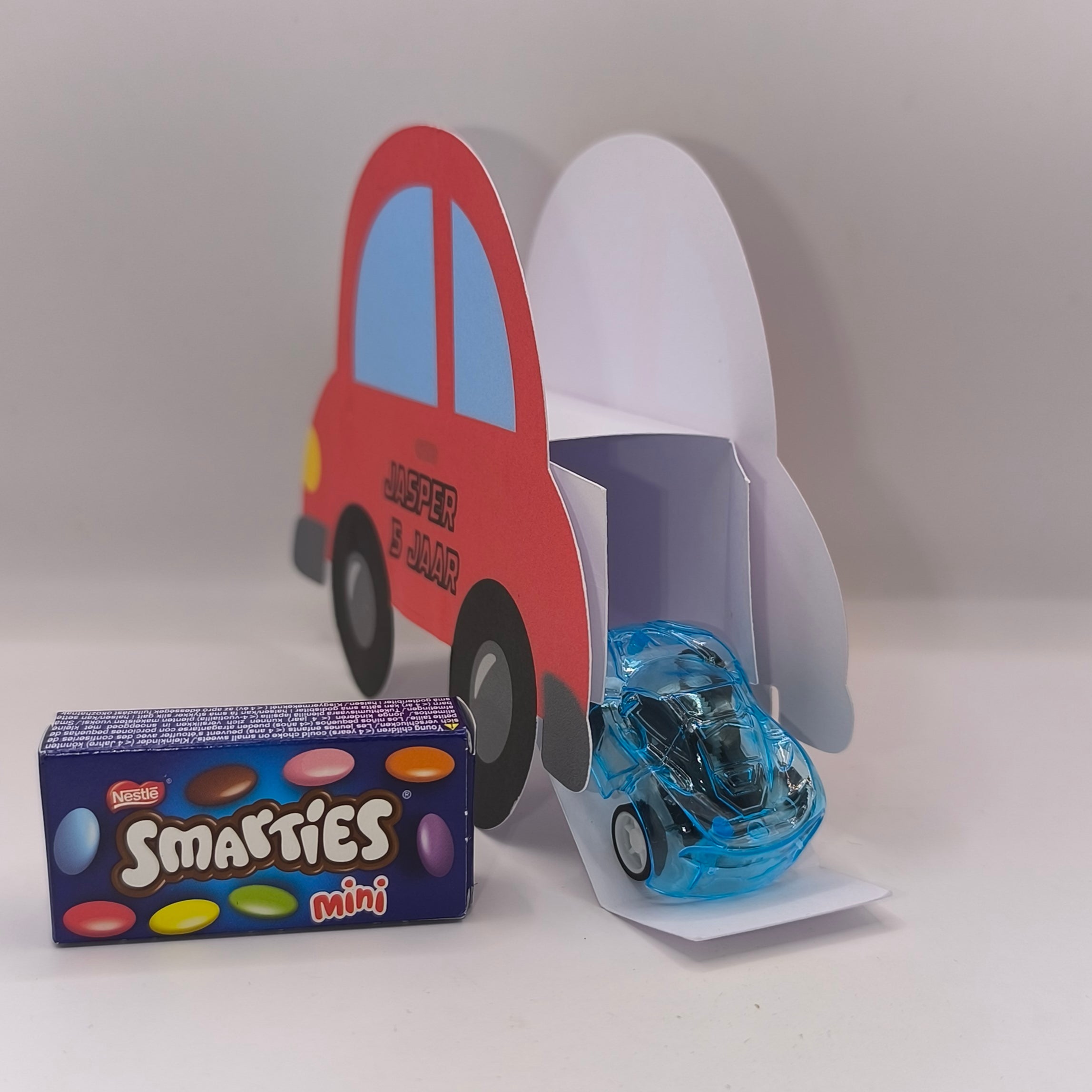 Speelgoedauto Traktatie met Smarties of Rozijnen - Gepersonaliseerd