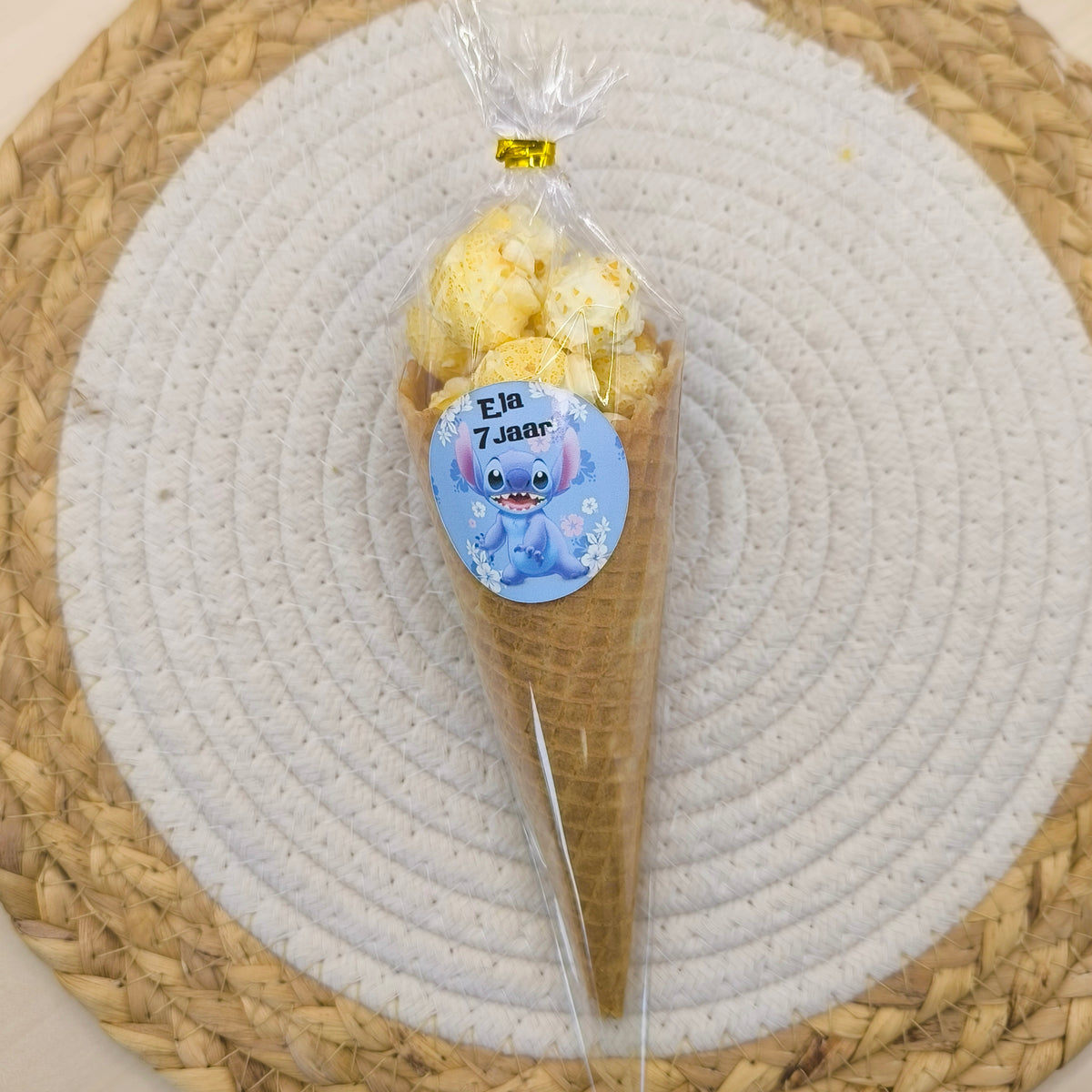 Traktatie | Ijshoorntje | Gevuld met popcorn | Zoet of Zout | Stitch sticker | Met naam en leeftijd