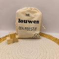 Canvas zakje | 13*18cm |Gevuld met blokjes | 15 stuks á2cm  | We bouwen een feestje