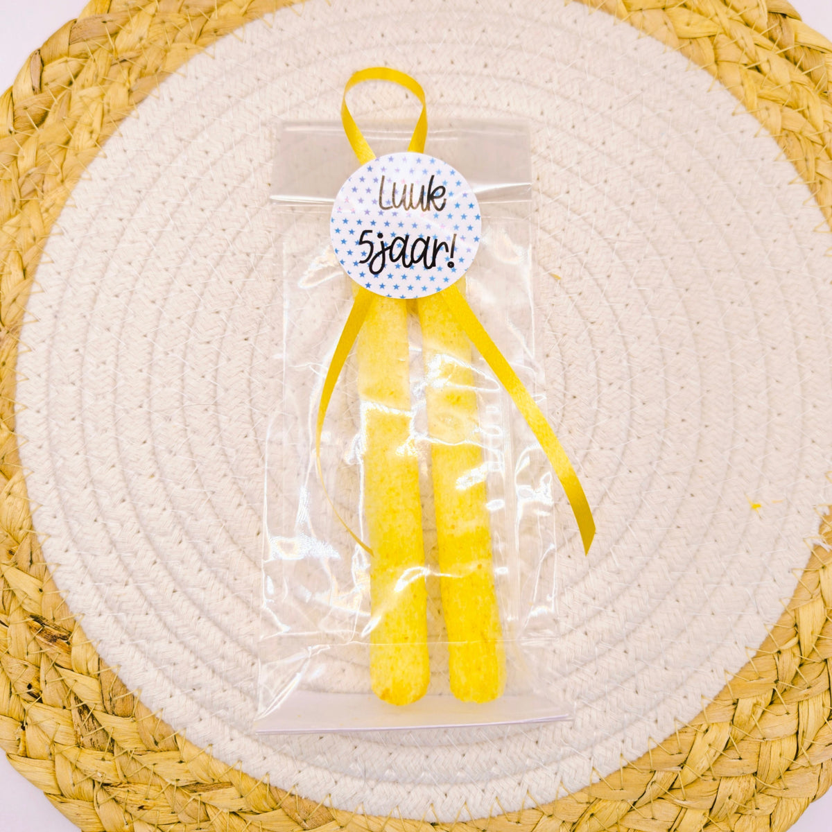 Blokzakje | Gevuld met 2 Ella's Kitchen mais sticks | Sluitsticker met naam | Goud lint | verschillende thema's