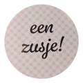 20x Geboortestickers „Een Zusje!” – Roze/Wit Ruitpatroon – ø 4cm